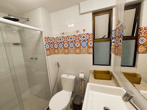 A bathroom with a shower, toilet, sink, and a mirror. - Flats no La Fleur Polinésia Residence (Ipojuca)