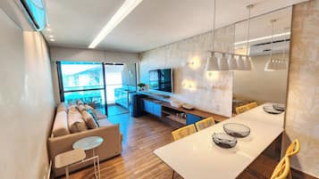 Apartamento Confort | Zona de estar | Una televisión de pantalla plana