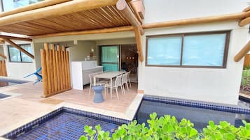 Apartemen Keluarga, pemandangan kolam renang, lantai dasar | Tempat makan outdoor