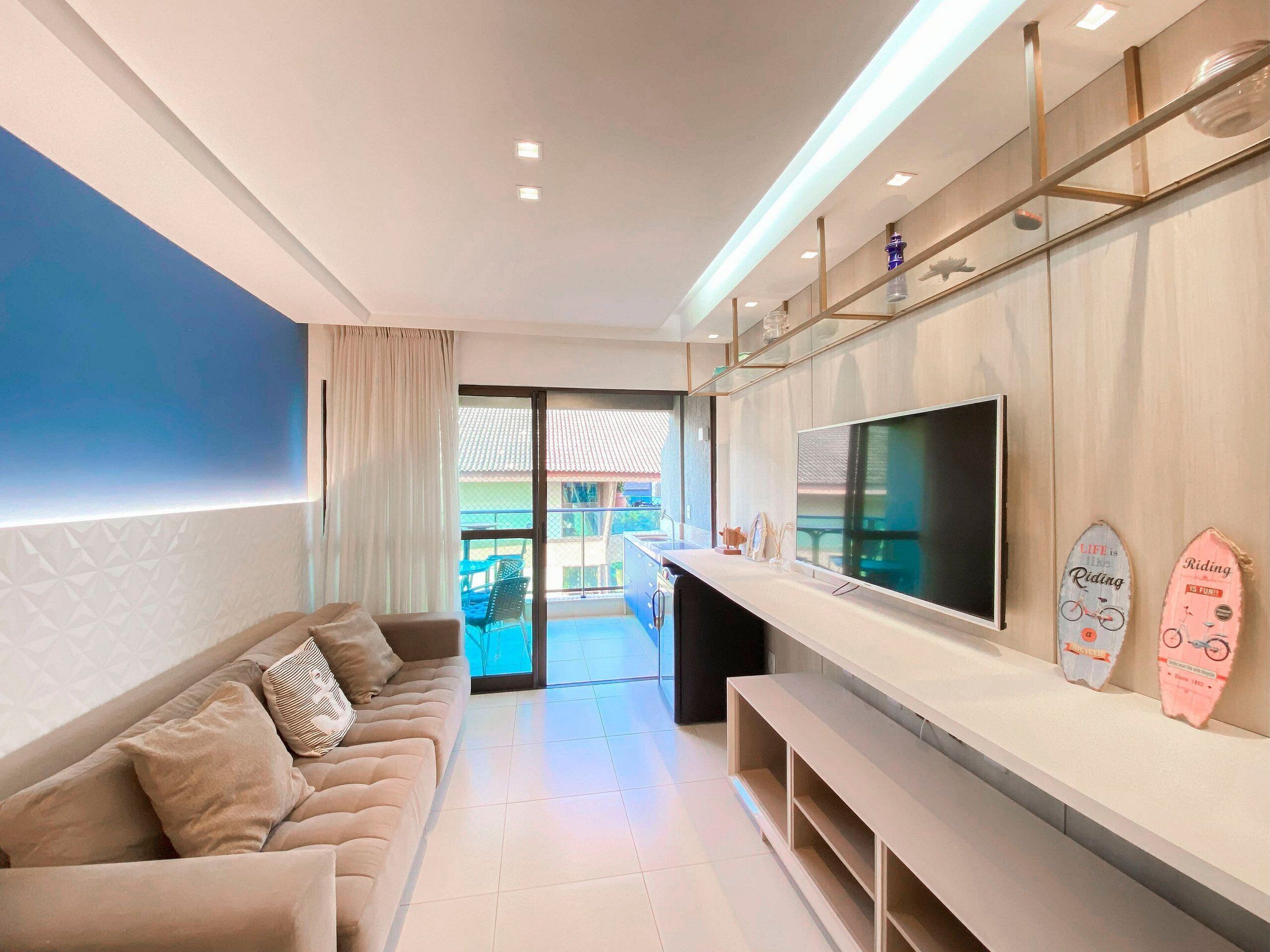 Apartamento família, vista para a piscina | Área de estar | TV de tela plana