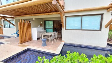 Apartamento familiar, vistas a la piscina, planta baja | Restaurante al aire libre