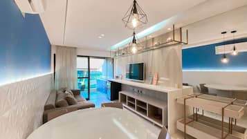 Familieleilighet, bassengutsikt | Oppholdsområde | Flatskjerm-TV