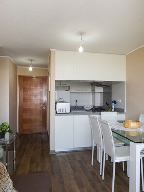 家庭雙人房, 2 間臥室, 2 間浴室, 部分海景 | 熨斗/熨衫板、免費 Wi-Fi、床單