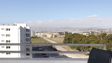 Quarto casal família, 2 quartos, 2 banheiros, vista parcial para o mar | Vista do quarto