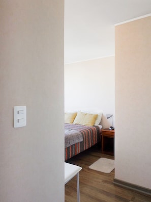 Familie tweepersoonskamer, 2 slaapkamers, 2 badkamers, gedeeltelijk uitzicht op zee | Een strijkplank/strijkijzer, gratis wifi, beddengoed