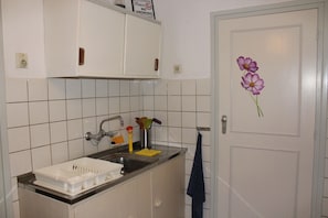 Frigorifero, piano cottura, bollitore elettrico, tostapane