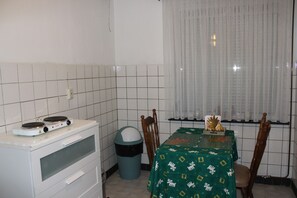 Frigorifero, piano cottura, bollitore elettrico, tostapane