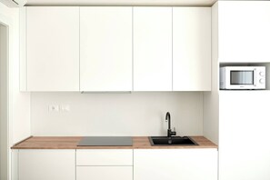 Réfrigérateur, micro-ondes, plaque de cuisson, lave-vaisselle