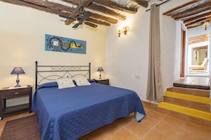 4 chambres, coffre-fort, bureau, fer et planche à repasser