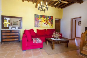 Smart-TV, Videospiele, DVD-Player, Tischtennisplatte