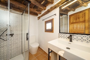 Baignoire, sèche-cheveux, bidet, serviettes fournies