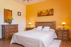 4 Schlafzimmer, Zimmersafe, Schreibtisch, Bügeleisen/Bügelbrett