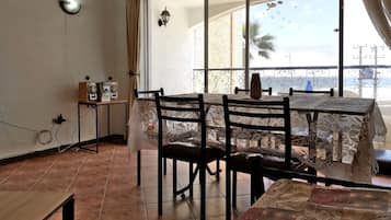 Family Apartment, 2 Bedrooms, Ocean View (3 piso) | Individually decorated, individually furnished, free WiFi, bed sheets
