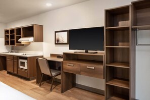 Una cocina moderna con armarios empotrados, una encimera y una silla.