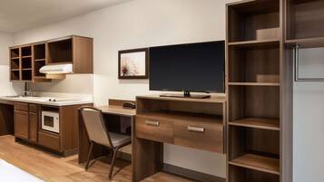 Habitación, 1 cama Queen size, con acceso para personas discapacitadas (Roll-in Shower) | Escritorio y espacio para trabajar con laptop