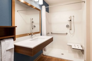 Habitación, 1 cama Queen size, con acceso para personas discapacitadas (Roll-in Shower) | Baño | Toallas