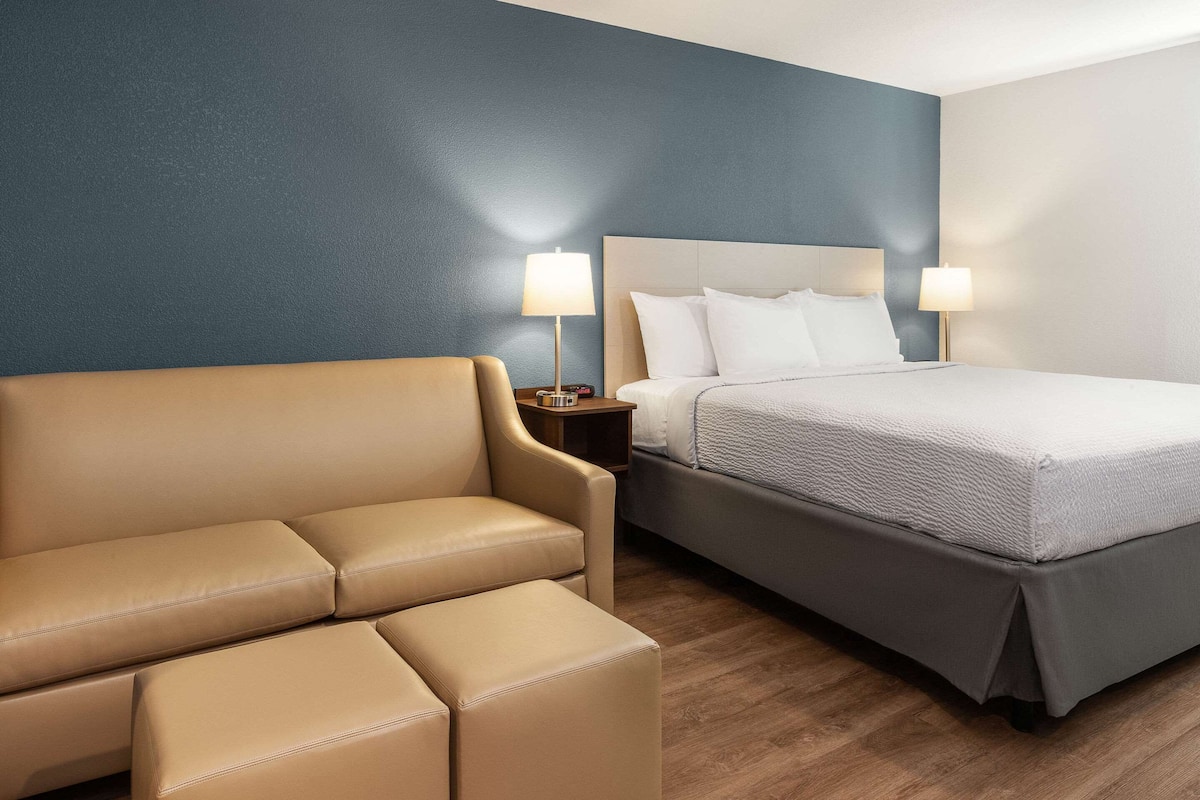 Standardzimmer, 1 King-Bett, Nichtraucher | Schreibtisch, laptopgeeigneter Arbeitsplatz, Bügeleisen/Bügelbrett