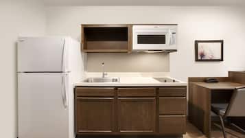 Full-sized fridge, microwave, stovetop