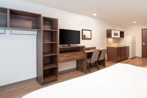 Rom – standard, 1 kingsize-seng, ikke-røyk | Skrivebord, skrivebord for bærbar PC og strykejern/-brett