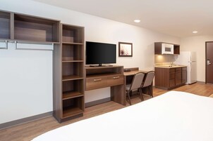 Standard Room, 1 King Bed, Non Smoking | Desk, laptop workspace, iron/ironing board, free WiFi