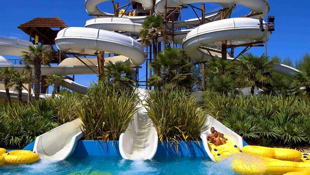 Ein Wasserpark mit mehreren Wasserrutschen und einem Poolbereich.