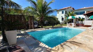 Outdoor pool, pool umbrellas, sun loungers - Pousada Santa Monica (Saquarema)