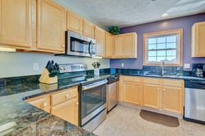 ثلاجة/مجمد بحجم كبير، ميكروويف، فرن، موقد طهي مسطح