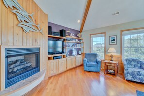 تلفزيون، مدفأة، مشغل دي في دي، كرة قدم الطاولة