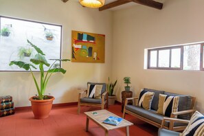 Smart-tv, een open haard en boeken