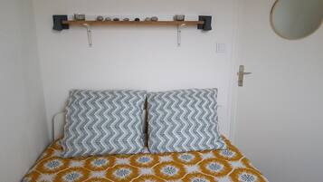 1 slaapkamer, een strijkplank/strijkijzer, beddengoed