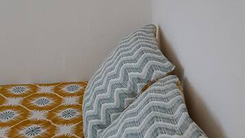 1 slaapkamer, een strijkplank/strijkijzer, beddengoed