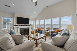 Flachbildfernseher, Kamin, DVD-Player, Tischtennisplatte