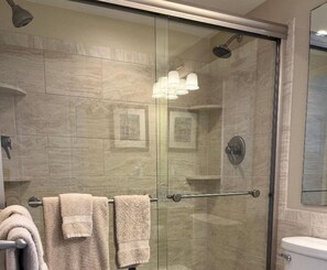 Combined shower/tub, hair dryer, towels
