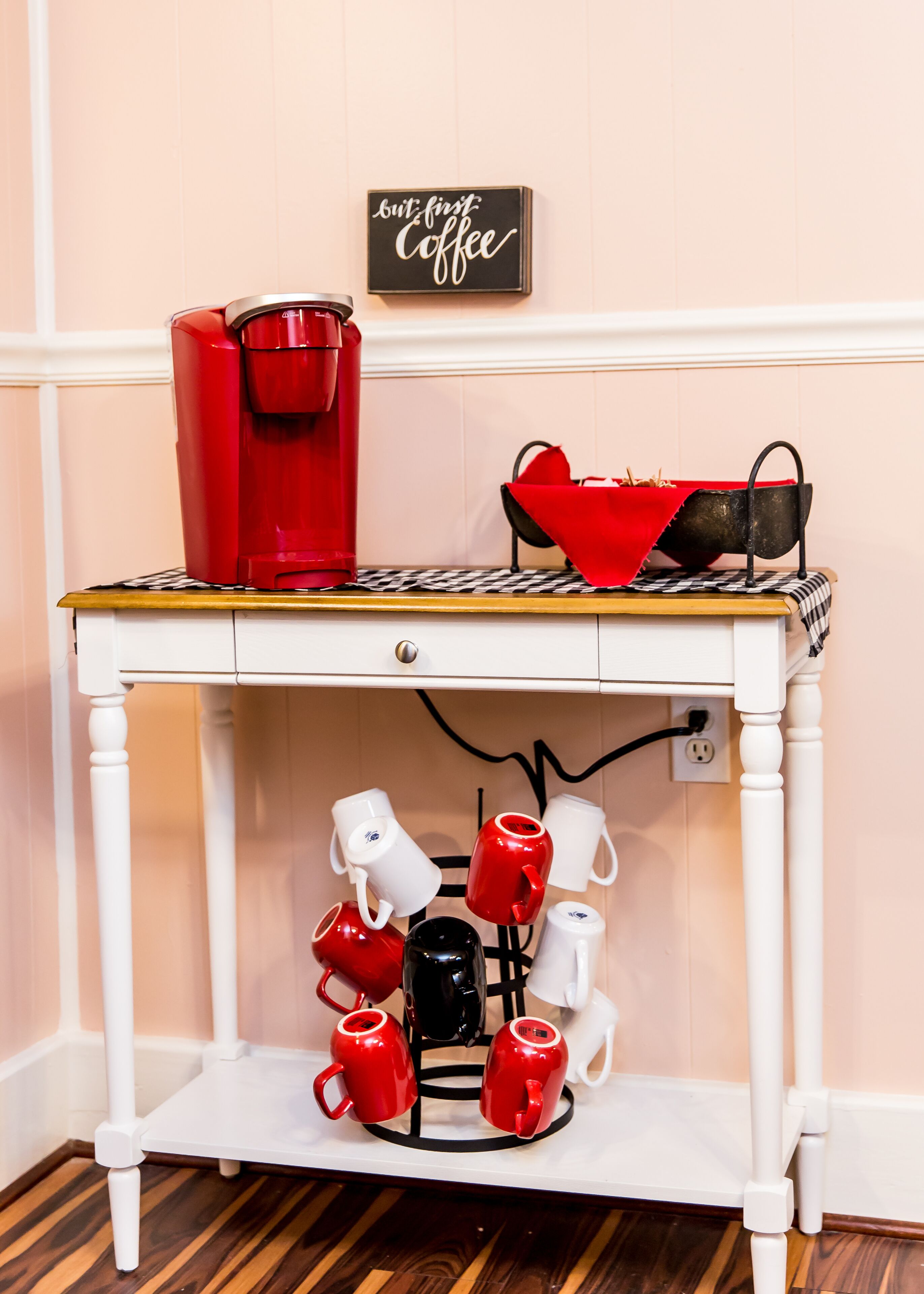 Annie's Place-Just like home!
Quiet, cozy setting, but close to everything!