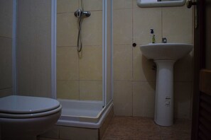 Shower, free toiletries
