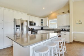 Køleskab, mikrobølgeovn, ovn, kogeplade