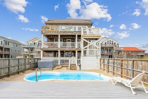Enjoy a relaxing stay with a balcony offering a view of the surrounding neighborhood and a nearby swimming pool.