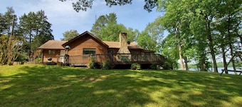 Beautiful Lake Front Getaway with Private Boat Dock