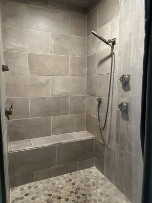 Ensemble baignoire-douche, séchoir à cheveux, serviettes fournies, savon