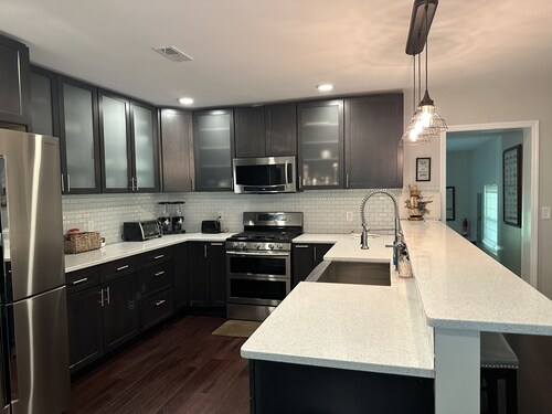 Tastefully decorated French Country Cottage on a horse farm with RV/Boat hookup 