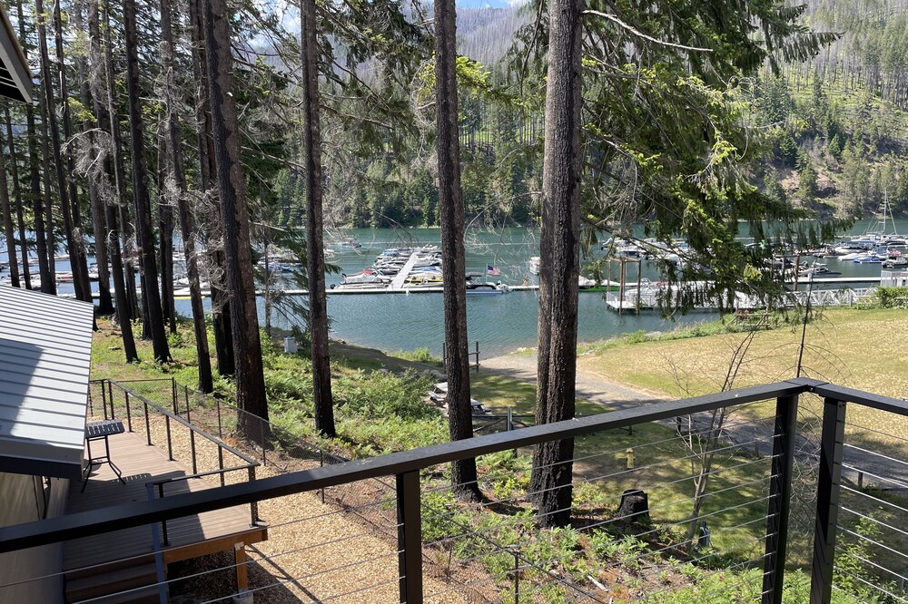 Lakeside Livin’ Studio Apartment – Location, Location, Location!!! -