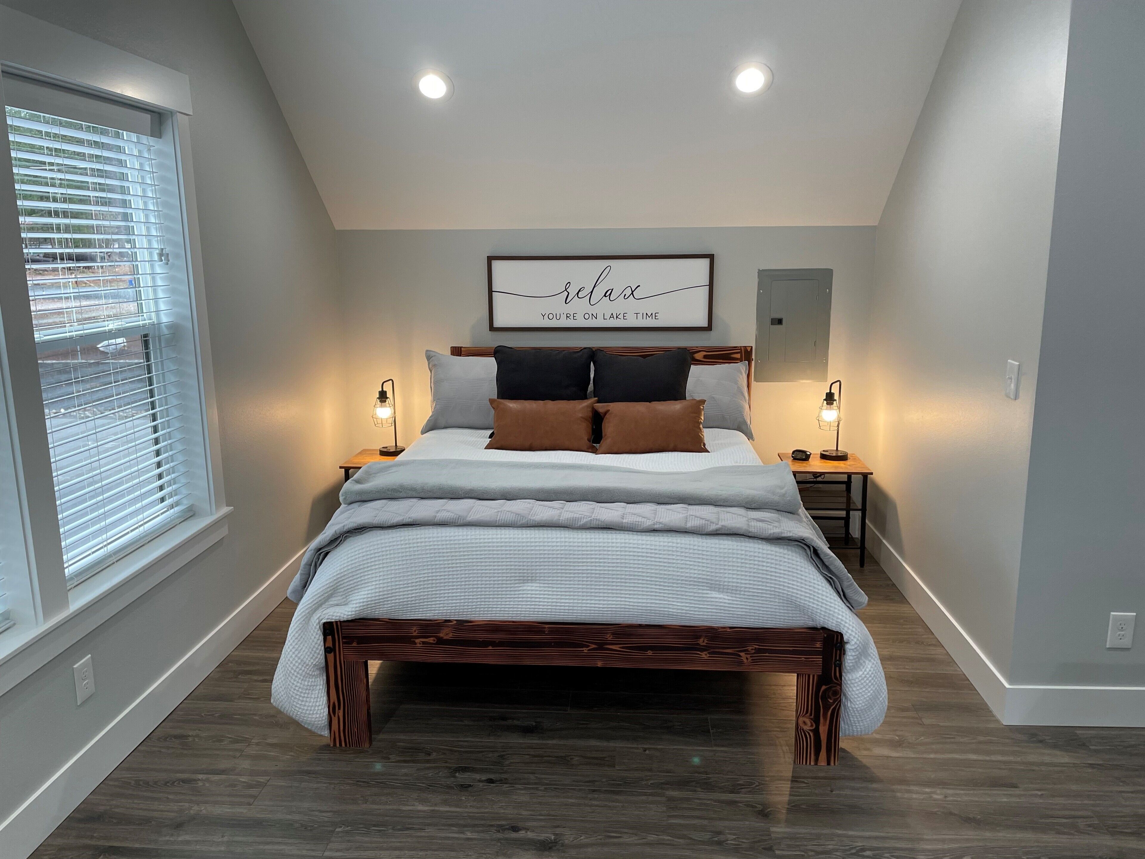 Lakeside Livin’ Studio Apartment – Location, Location, Location!!! - 