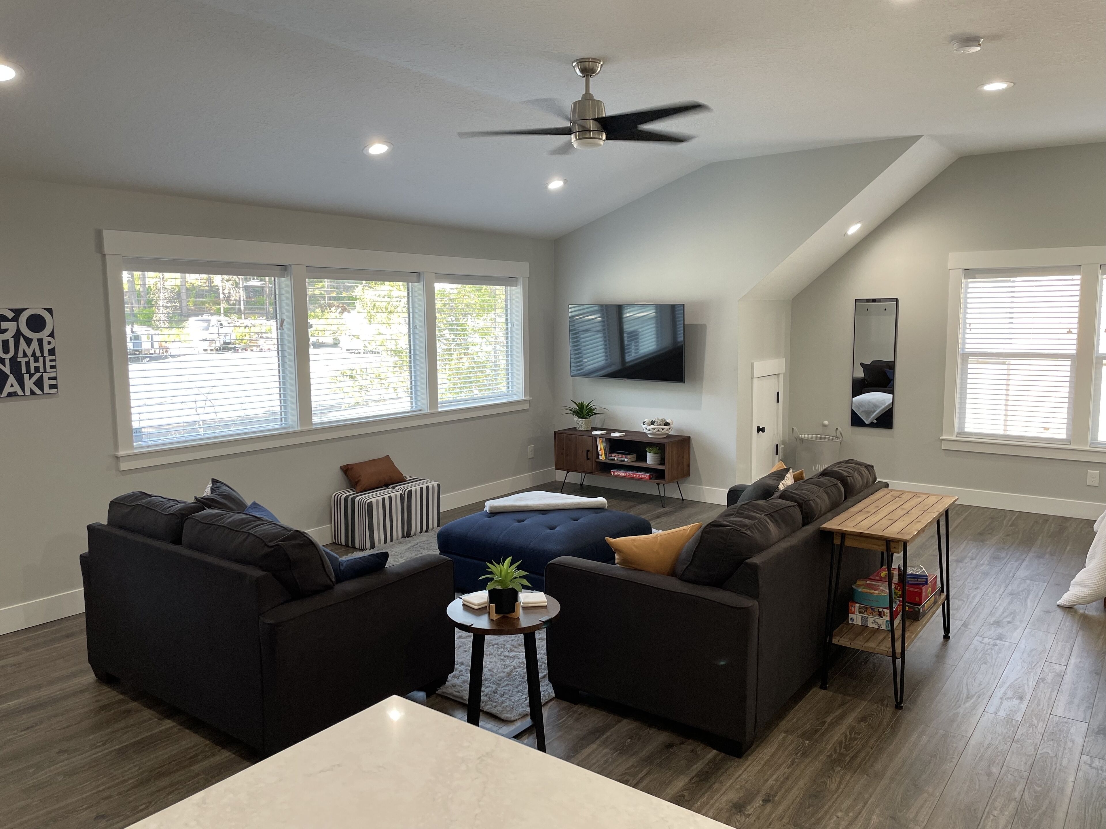 Lakeside Livin’ Studio Apartment – Location, Location, Location!!! - 