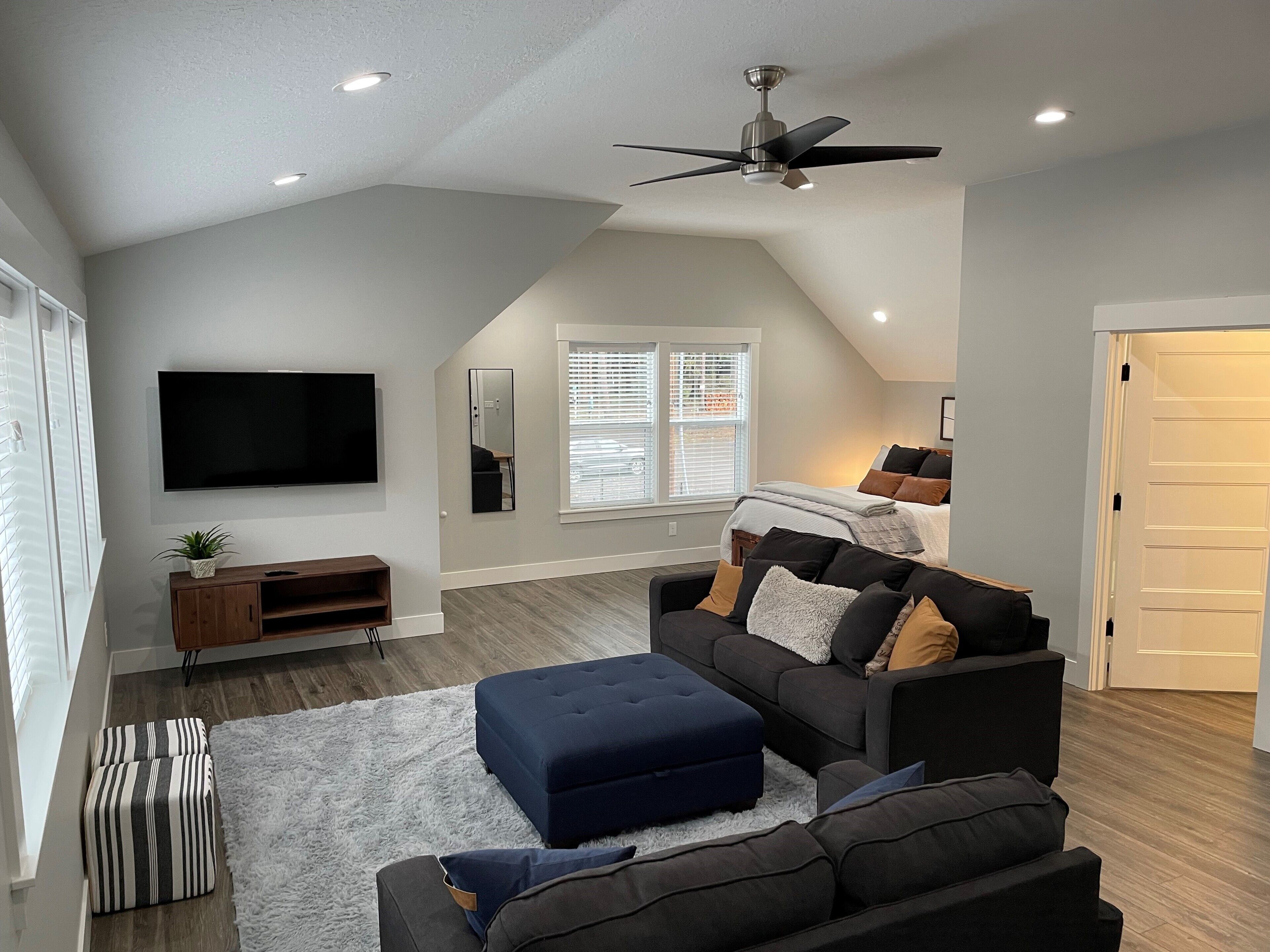 Lakeside Livin’ Studio Apartment – Location, Location, Location!!! - 