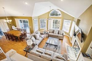 TV, lettore DVD, tavolo da calcetto, tavolo da ping pong