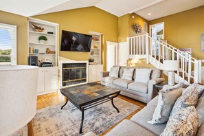 TV, lettore DVD, tavolo da calcetto, tavolo da ping pong