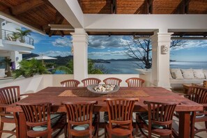 Outdoor dining - Exquisite Hilltop Villa with Luxurious Modern Design, Sweeping Ocean Views & Sparkling Infinity Pool (Playa Flamingo)