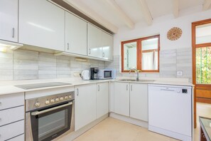 Frigorífic, microones, forn i placa de cuina 