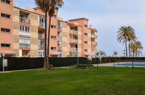 A multi-story residential building with balconies, a swimming pool, and a well-maintained lawn. - Ref: 299 Beachfront 4 bedroom apartment with pool in Fuengirola (Fuengirola)