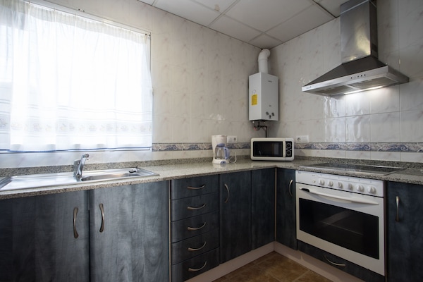 Frigorífico, microondas, horno y placa de cocina